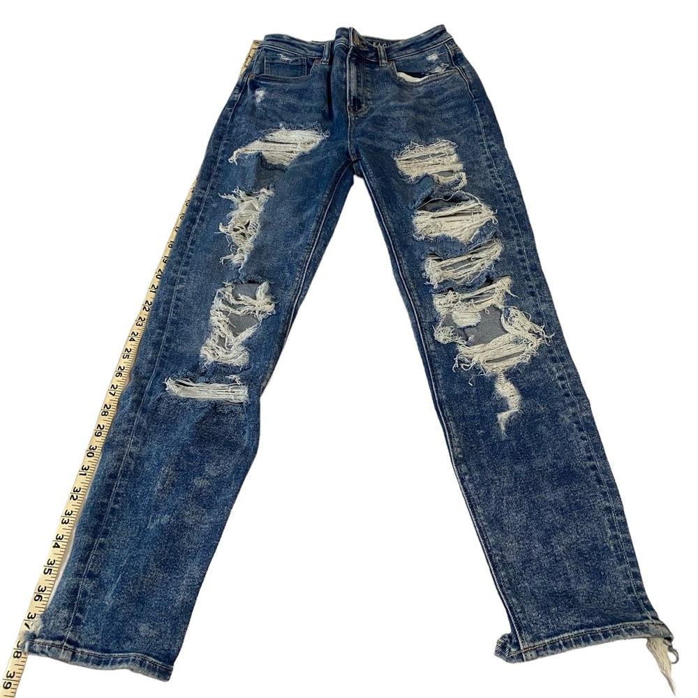 American Eagle ripped blue washed mom jeans! Size 0